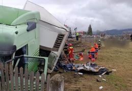 Bărbat din Ibănești mort după ciocnirea dintre un autoturism şi un camion - FOTO