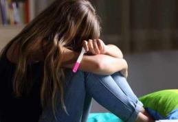 O elevă de 15 ani din Botoşani a aflat că este însărcinată, după ce i s-a făcut rău la şcoală