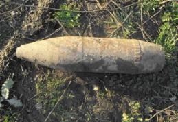 Un proiectil neexplodat a fost găsit într-o pădure din Botoşani, de un bărbat care culegea ciuperci
