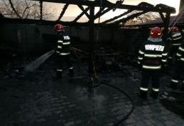 Pagube însemnate după ce o anexă a fost cuprinsă de flăcări