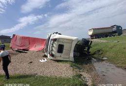 Accident anunțat prin sistemul eCall: Camion încărcat cu pietriș, răsturnat la Prăjeni
