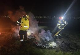 Trei incendii de vegetație uscată și anvelope uzate, în Noaptea de Înviere 