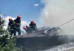 Bucătărie de vară și acoperișul unei anexe cuprinse de flăcări. Proprietara a suferit un atac de panică