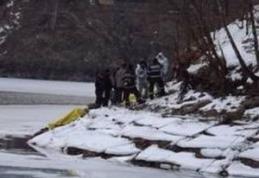 Terifiant: tată şi fiică îmbrăţişaţi în adâncuri