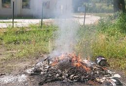 Amendă usturătoare pentru o femeie din Dorohoi care ardea materiale plastice și deșeuri vegetale