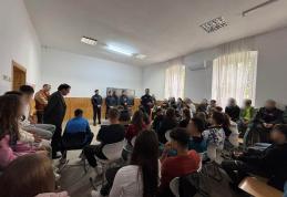 Jandarmii botoșăneni - activități preventive cu elevii Liceului Teoretic „Anastasie Bașotă” Pomârla