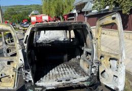 Mașină cuprinsă de flăcări în timp ce se deplasa pe un drum din comuna Văculești