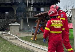Pompierii dorohoieni solicitați pentru stingerea unui incendiu la Dumeni! Un bărbat a suferit arsuri