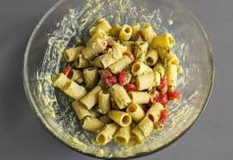 Paste cu cremă de avocado și roșii cherry