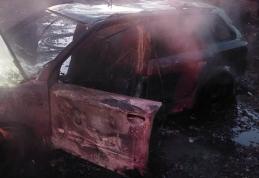 Autoturism parcat într-o gospodărie a luat foc seara trecută