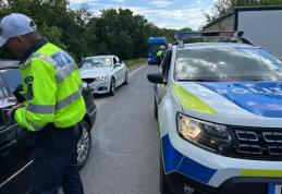 Șoferi rămași fără permis, după o depășire neregulamentară chiar în fața polițiștilor