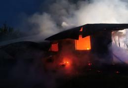 Casa unei bătrâne din Santa Mare distrusă de flăcări