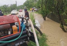 Copaci căzuți pe carosabil și gospodării inundate în Botoșani