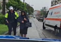 O bătrânică care rătăcea pe străzi ajutată de polițiștii rutieri din Botoșani