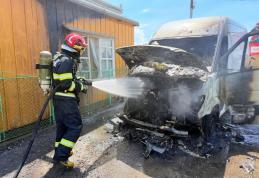 Autoutilitară parcată pe o stradă din Botoșani cuprinsă de flăcări
