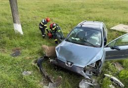 ACCIDENT la Cucorăni! Pasagerul din dreapta a rămas încarcerat - FOTO