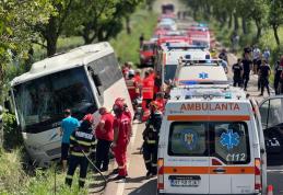 Accident la Ungureni! Un autocar de transport persoane s-a răsturnat în afara părții carosabile - FOTO