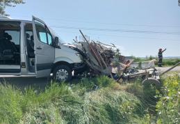 Accident între Flămânzi și Prăjeni. Două persoane rănite după impactul dintre un microbuz și o căruță