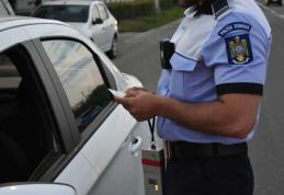 Șofer de 85 de ani amendat pentru că a condus o mașină fără numere și făra a avea documentele asupra sa