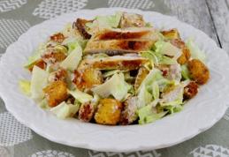 Salată din piept de pui cu crutoane