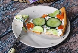 Tartă cu ricotta, castraveți și somon afumat