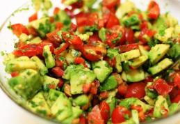 Salată de vară cu pătrunjel, avocado și ardei capia