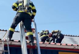 Incendiu produs pe Calea Națională. Mai multe piese folosite pentru sistemele de automatizări de porți și uși au luat foc