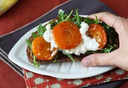 Caise prăjite, rucola și burrata pe pâine prăjită