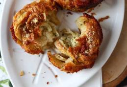 Croissant cu parmezan și mozzarella