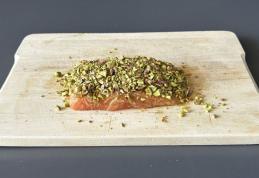 Somon în crustă de fistic