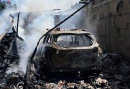 Un garaj în care se afla o mașină și mai multe bunuri distruse într-un incendiu violent