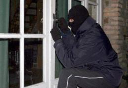 Tineri cercetați pentru furt din locuințe