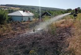 Gospodărie pusă în pericol de un incendiu de vegetație uscată - FOTO