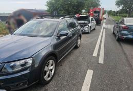 Accident în care au fost implicate trei autoturisme la Saucenița. O femeie a ajuns la spital! - FOTO