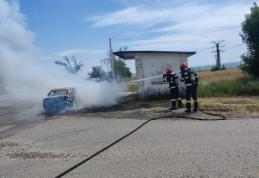 Mașină cuprinsă de flăcări în timp ce se deplasa pe un drum din județ