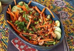 Salată de orez crocantă și picantă