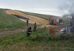 Combină cuprinsă de flăcări în timpul treieratului - FOTO