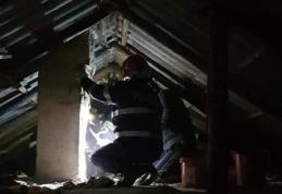Mai bine de trei ore s-au luptat pompierii cu focul izbucnit la acoperișul unei locuințe