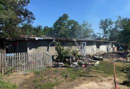 Incendiu din cauza unui scurtcircuit la panourile fotovoltaice. Trei persoane au suferit atacuri de panică