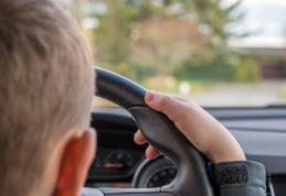 Un adolescent de 18 ani a furat mașina părinților și a plecat la plimbare, deși nu avea permis de conducere