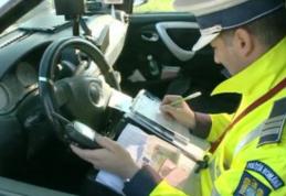 Tânără de 19 ani fără permis, prinsă la volan după ce a făcut schimb de locuri cu șoferul aflat în stare de ebrietate
