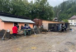 Solidaritate între salvatori: Pompierii din Botoșani, alături de colegii de la ISU Suceava, în misiune la Broșteni - FOTO