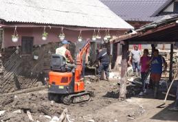 Măsuri de siguranță pentru voluntarii care intervin în zonele afectate de inundații - FOTO