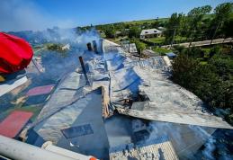 Incendiu de proporții în această dimineață! Acoperișul unui bloc a fost cuprins de flăcări - FOTO