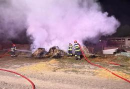 Incendiu izbucnit la un depozit de furaje. Au ars aproximativ zece tone de fân