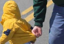 Copil de 4 ani recuperat de polițiști după ce a fost răpit din curtea bunicilor 