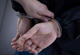 Polițiștii l-au arestat pe bărbatul care s-a urcat la volan beat și fără permis apoi a produs un accident