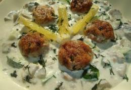 Chiftelute cu sos de ciuperci si castraveti murati      