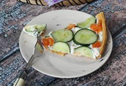 Tartă de vară cu somon afumat, castraveți și ricotta