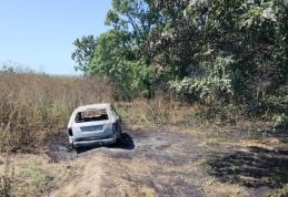 Un autoturism a luat foc după ce vegetația uscată din apropiere s-a aprins de la toba de eșapament 